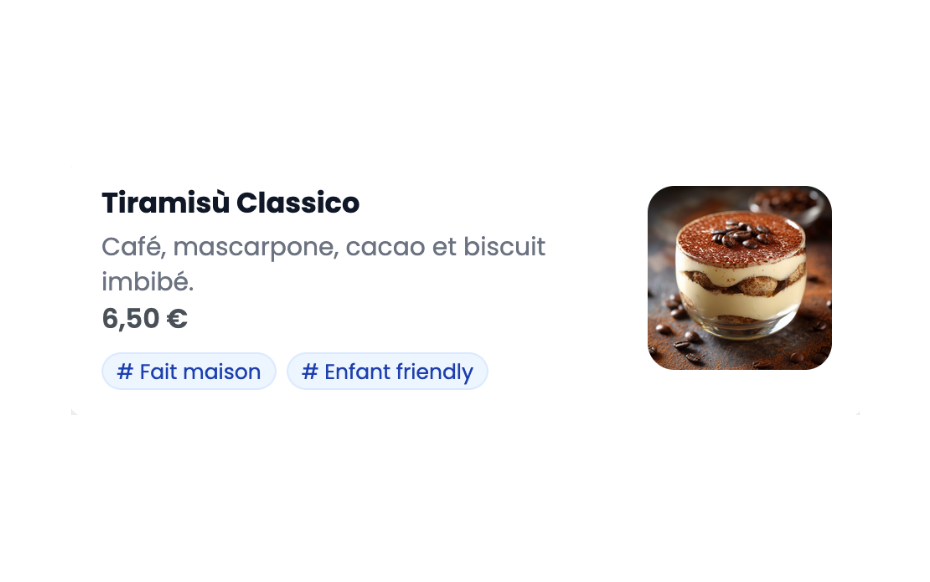 Dessert Tiramisu Classico présenté dans un verre transparent avec une cuillère en bois, illustrant une photo de plat optimisée pour un menu QR code.
